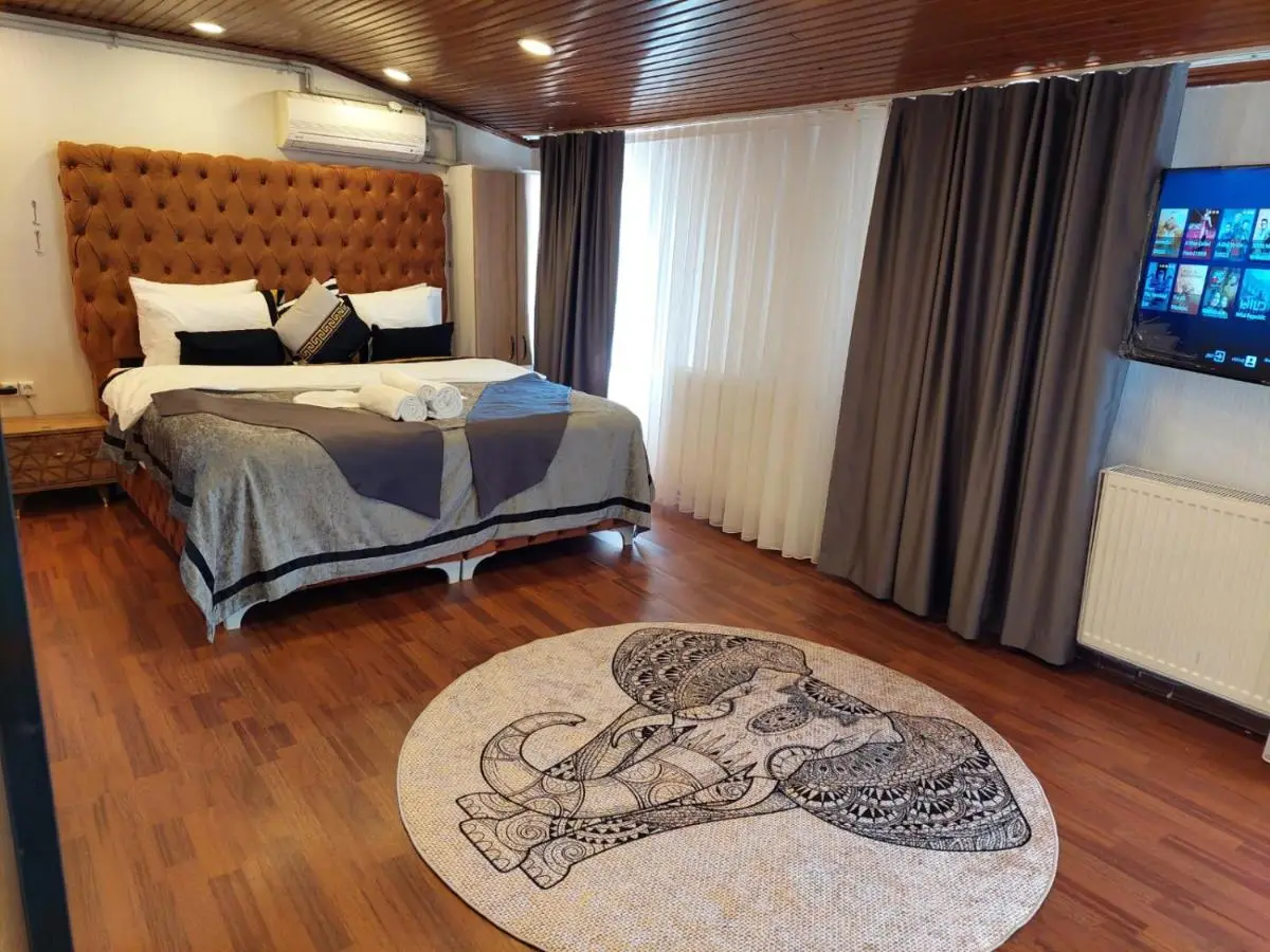 FINDIKZADE SEASIDE FLATS in lively Fatih area very near metro and tourist sights