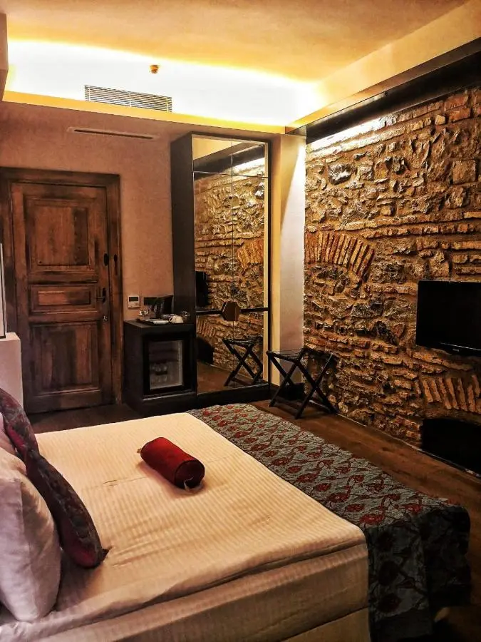 West Pera Hotel