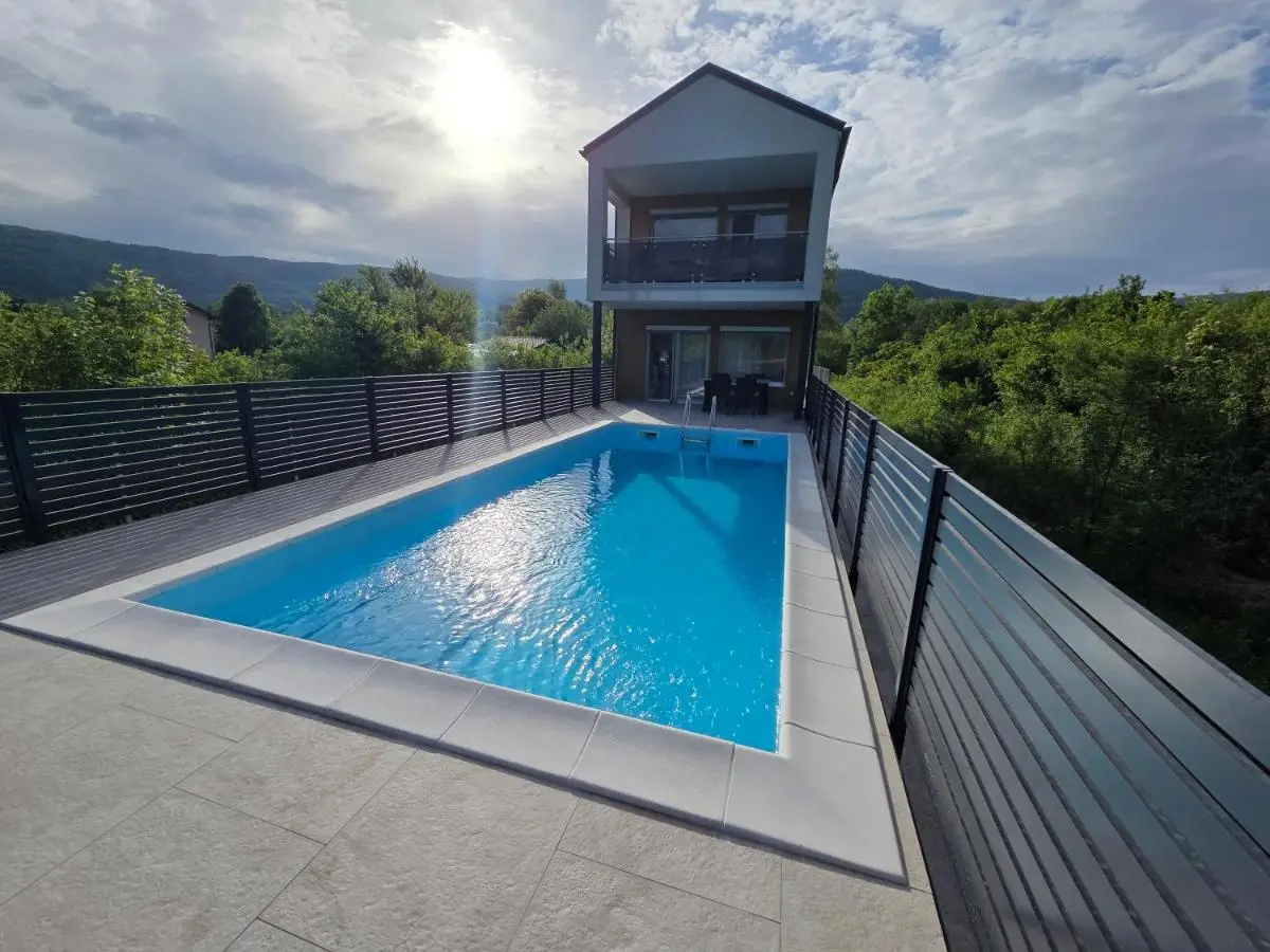 Villa Alisa - Luxury Riverside Escape