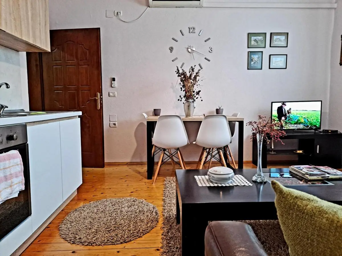 All Seasons Apartments - Free Parking & City Center