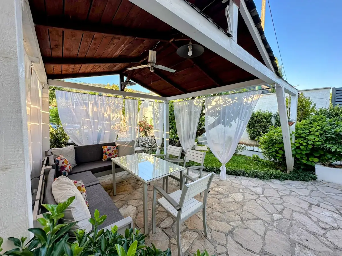 Sunshine Apartment – Pool, River & Garden Oasis
