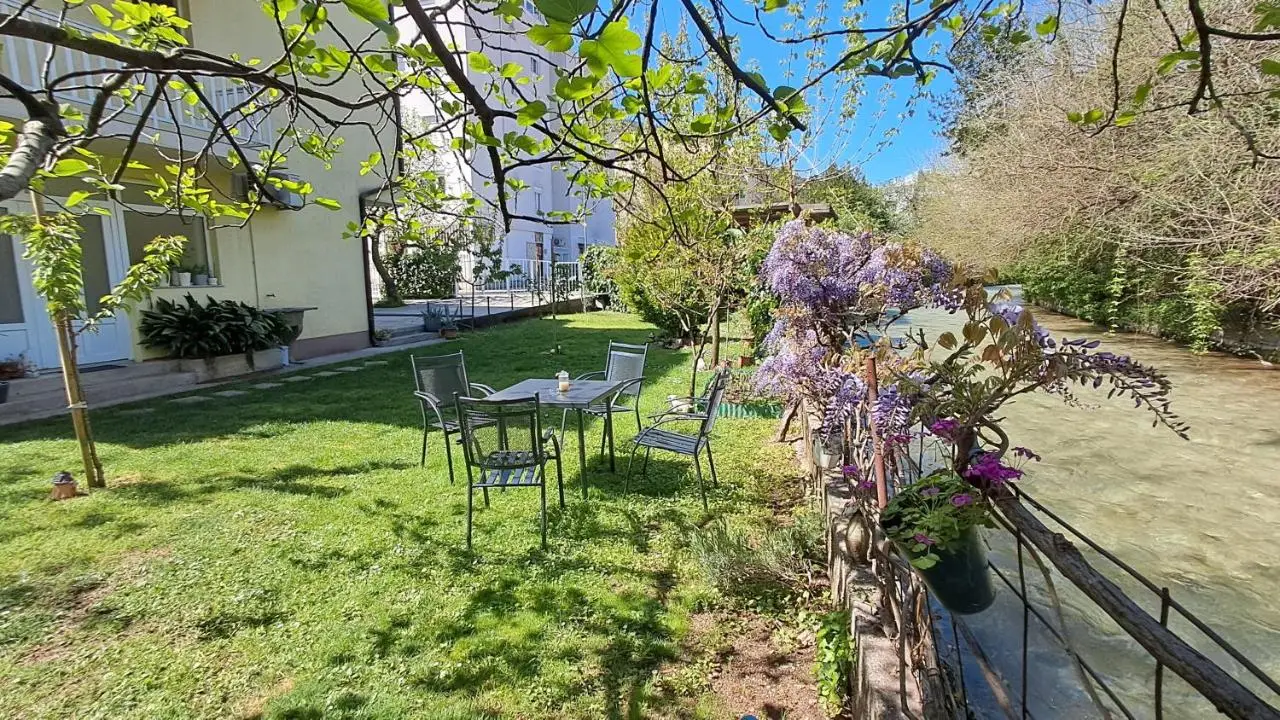 Villa Tamara with garden and river view - free private parking Bicycle & Motorcycle Garage