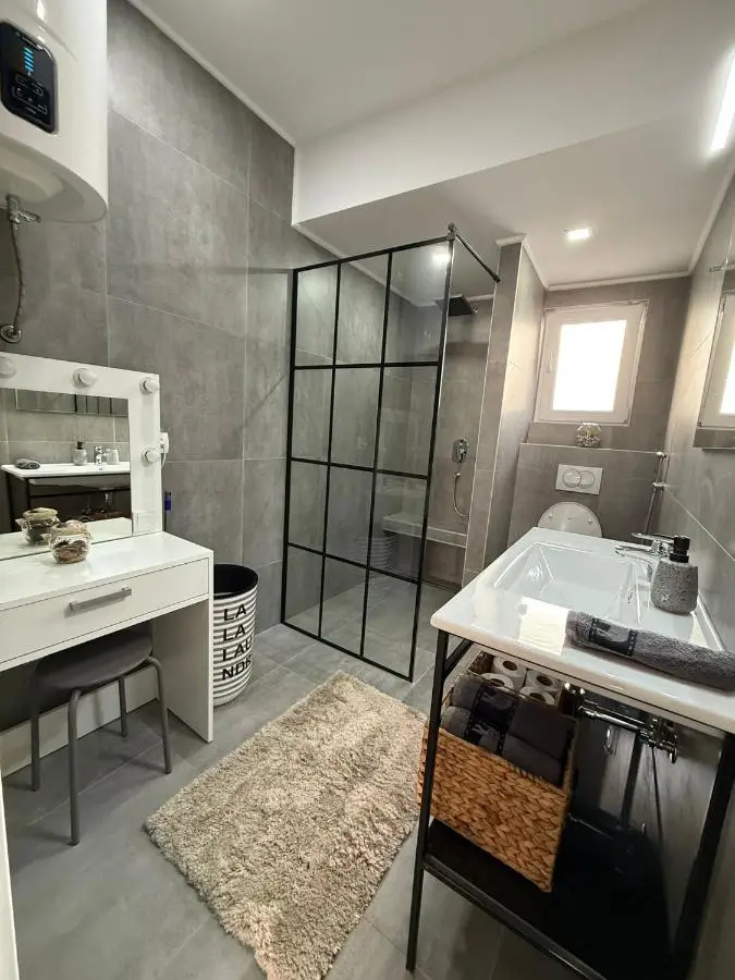 Apartment 528