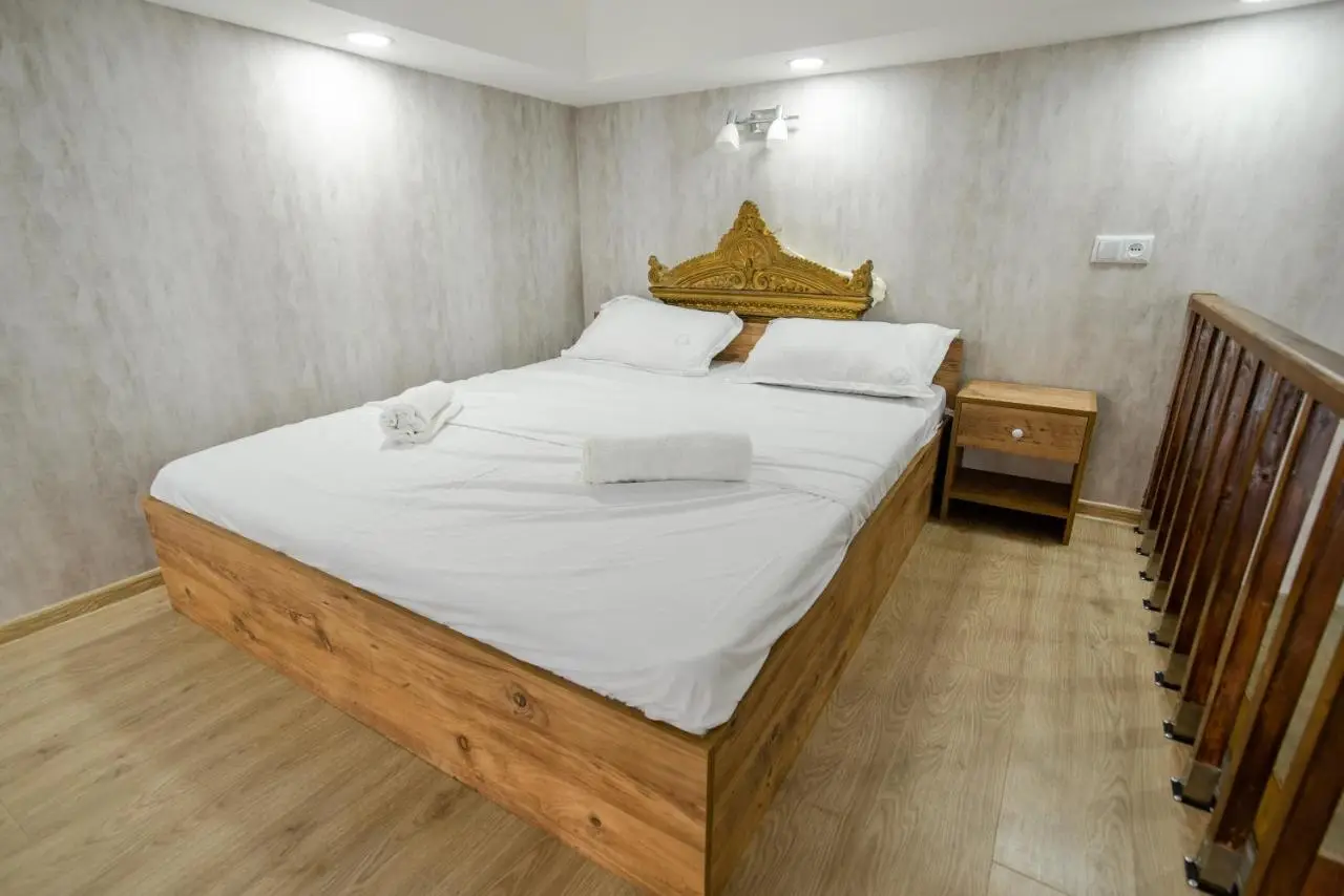 2 Signature Apartments on Agmashenebeli
