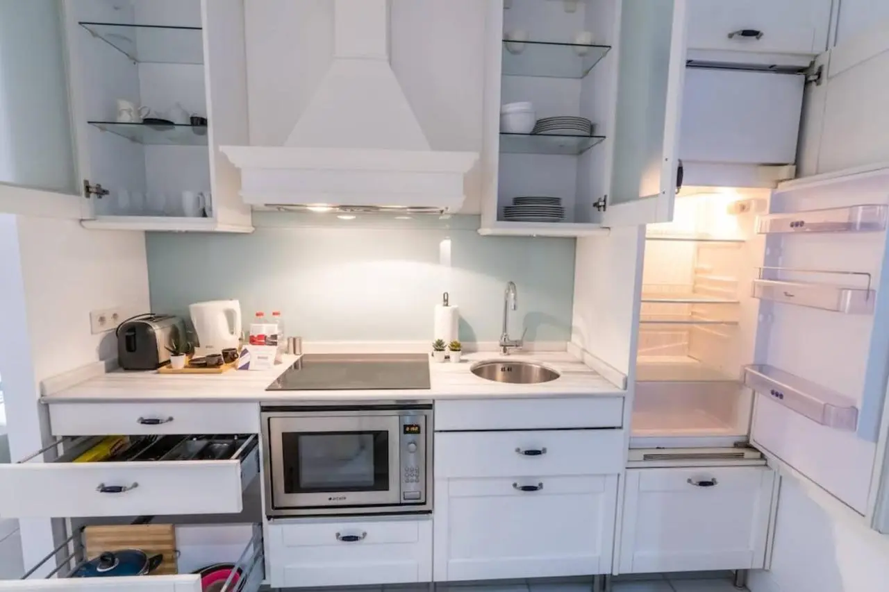 Cozy Getaway - Warmth and Comfort in the City