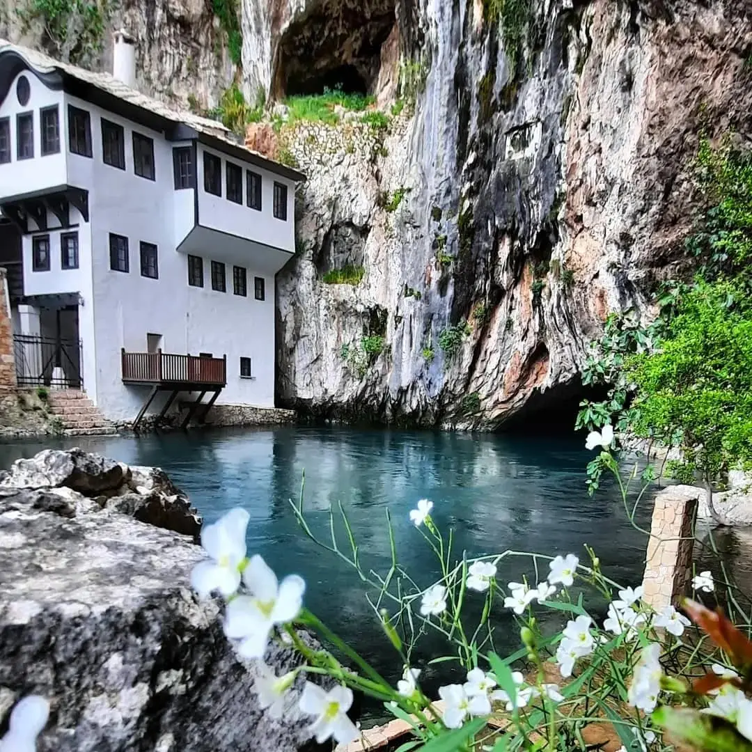 Riverside Apartment, pool, river&garden oasis