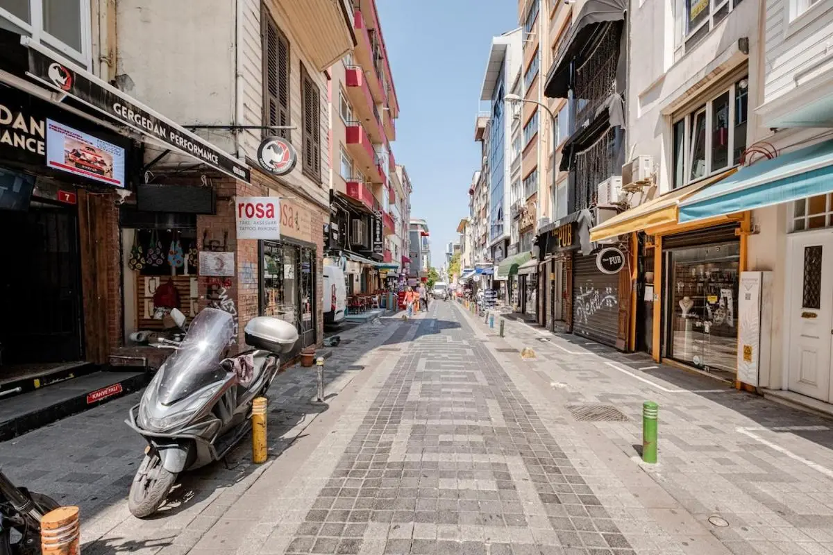 Kadıköy ün Kalbinde Tarihi Rahat Sessiz Daire