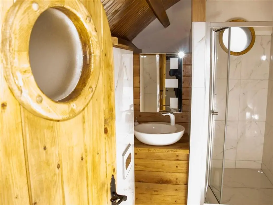 Mountain bungalows and a Hobbit House - Jazavčije Rupe