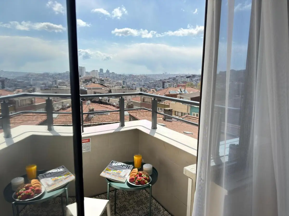 Bright & Modern 2-Bedroom Flat Near Metro