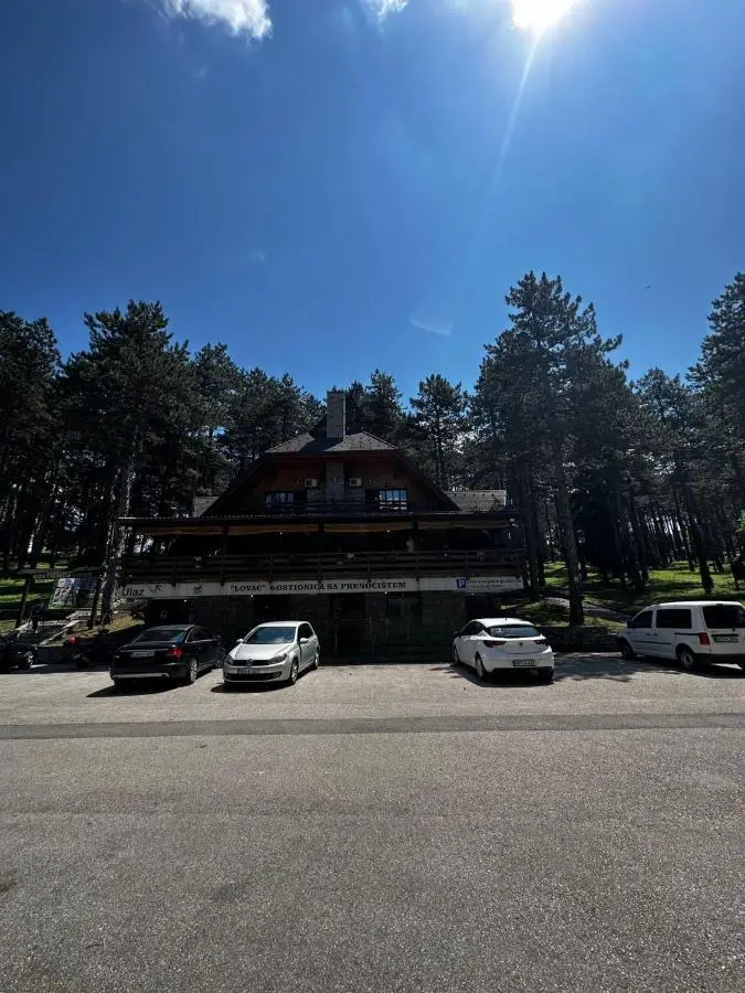 Prenoćište/Restoran Lovac