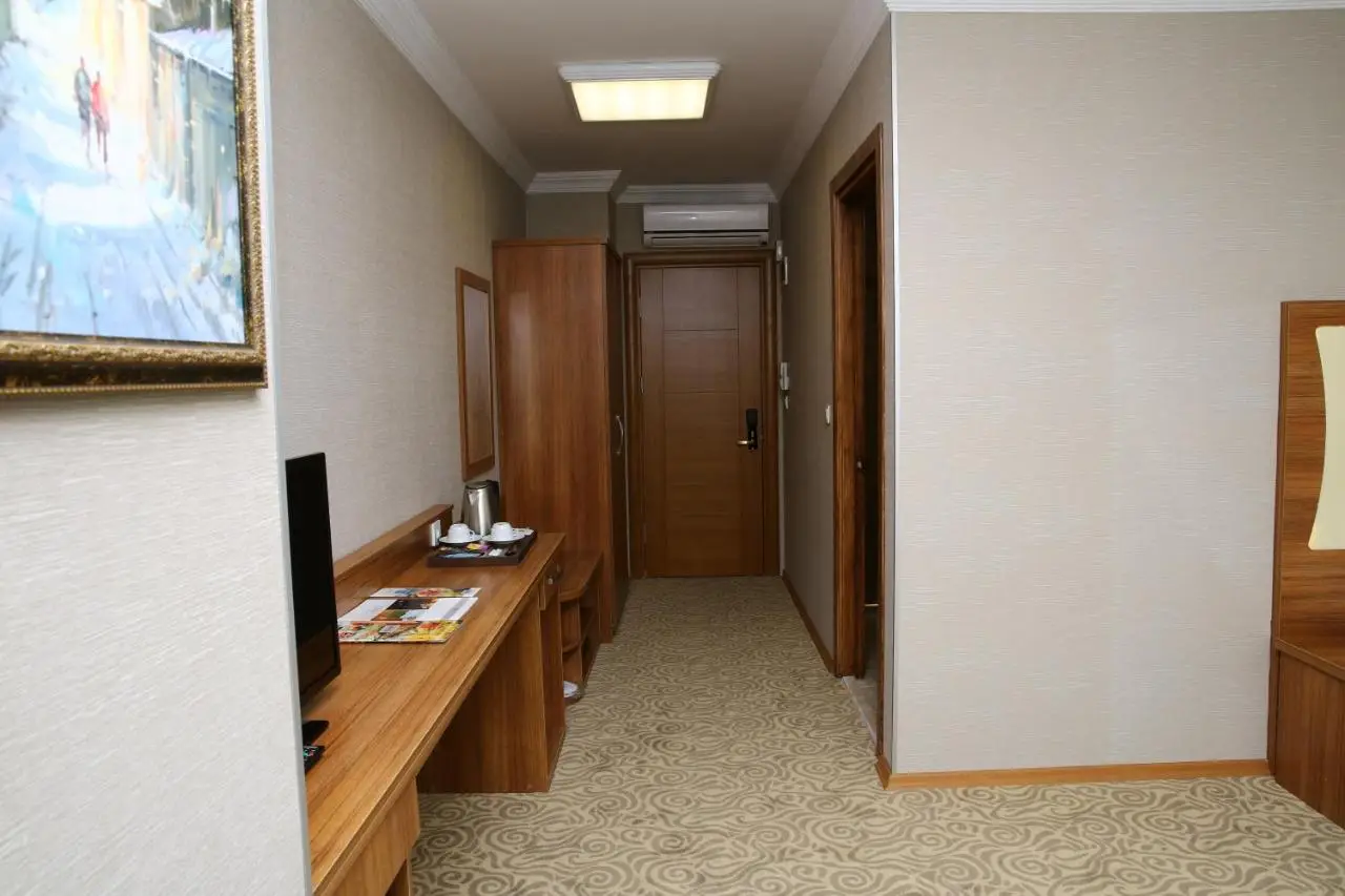 Golden Lounge Hotel