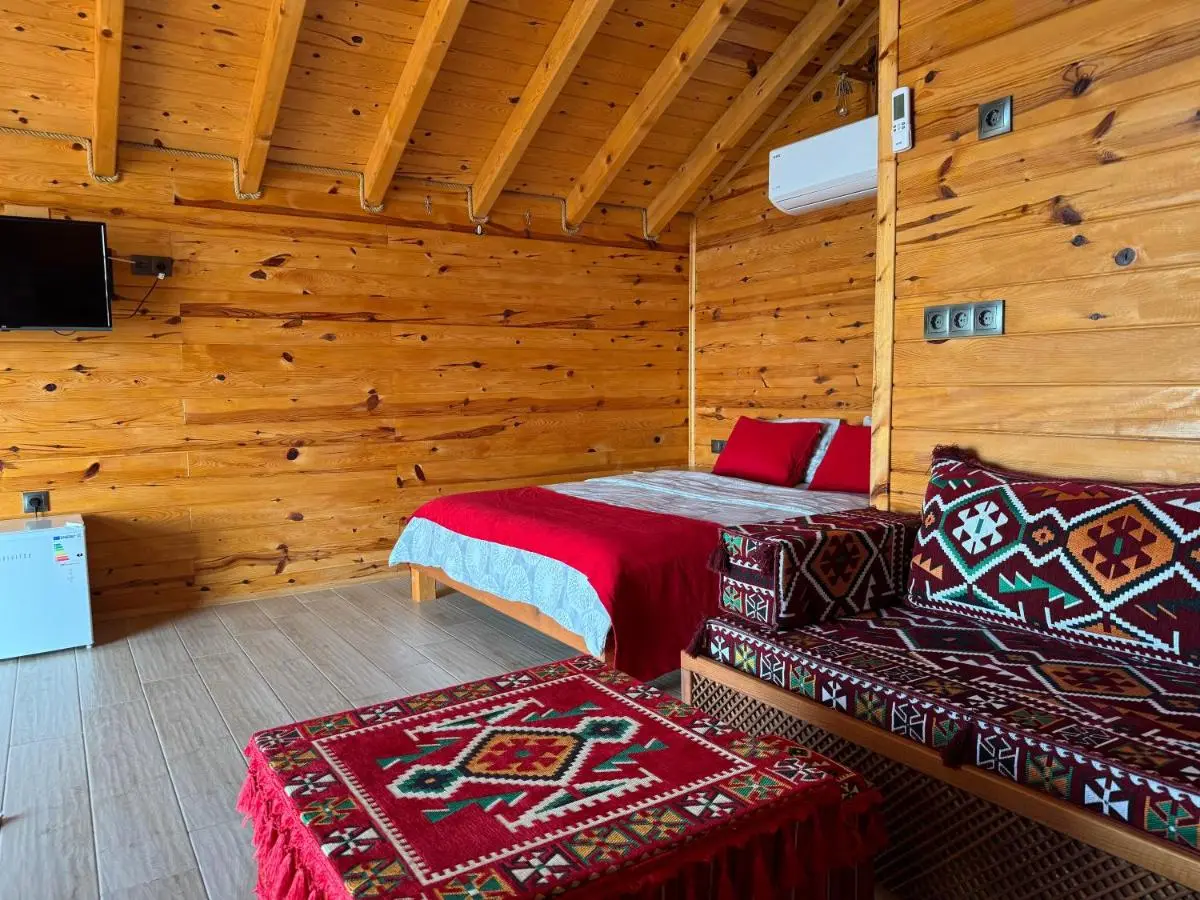Cela Zeni Suit Bungalov