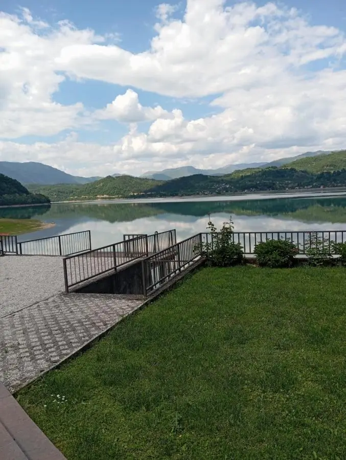 Villa Lake