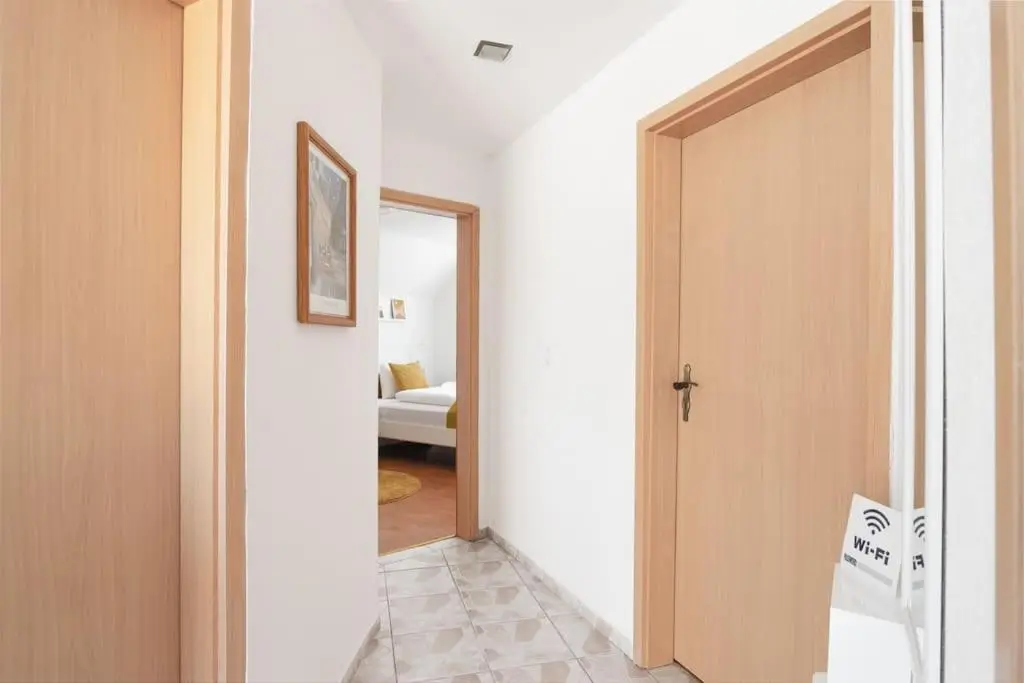 Bright&Cozy flat+balcony near Airport FREE Parking