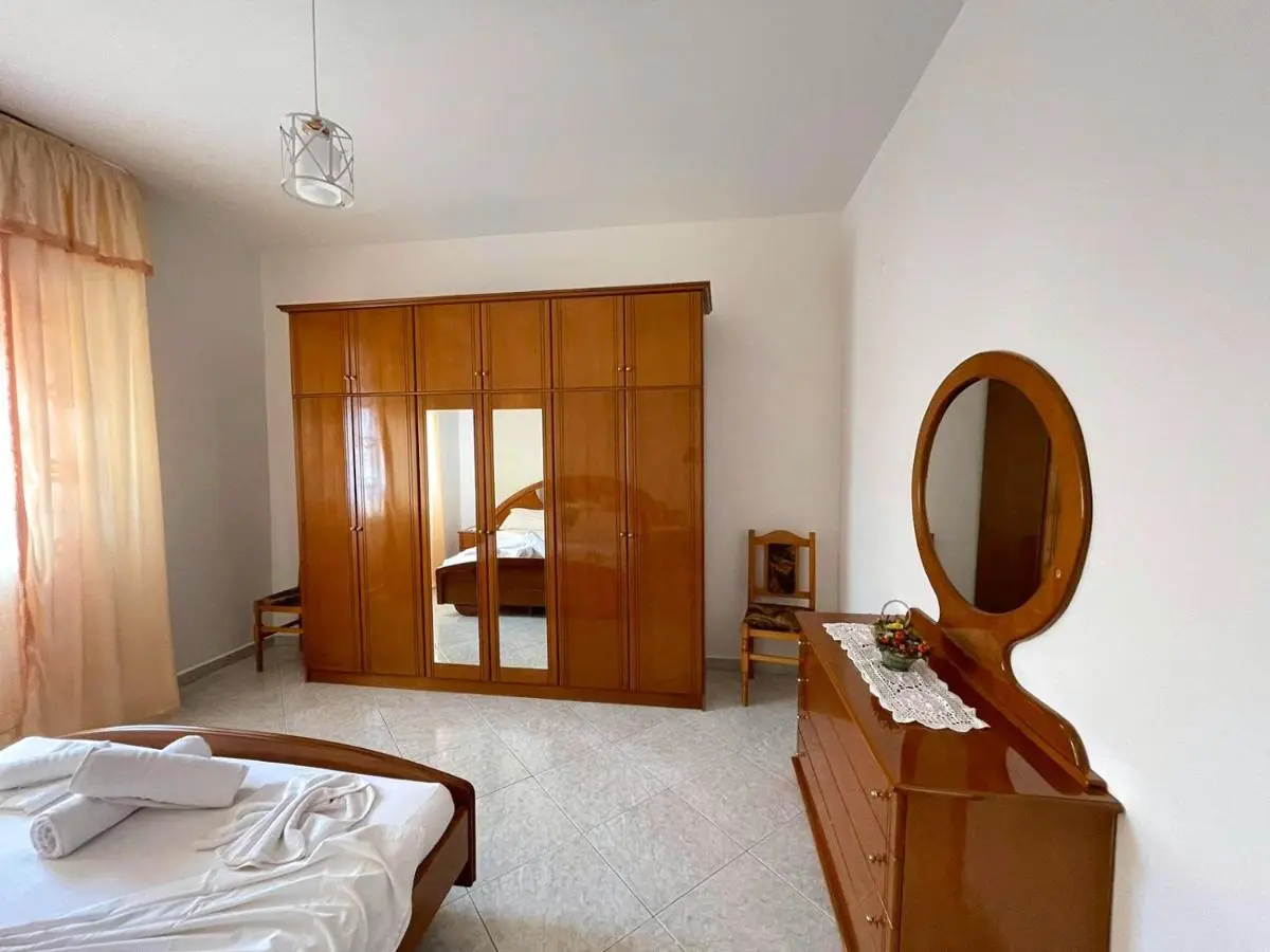 Villa Joli - Spacious Houses with Yard & Parking in Central Vlore