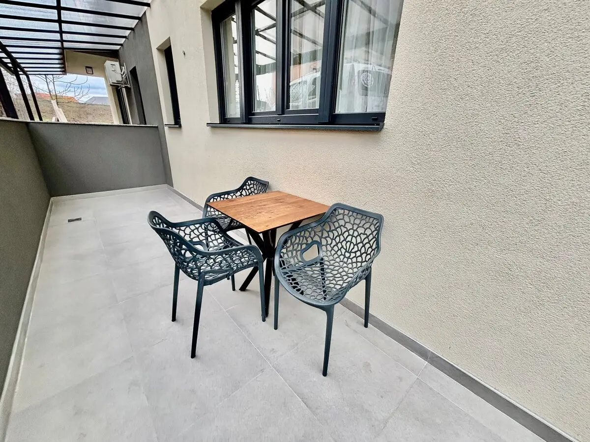 One-Bedroom Apartment with Terrace & Free Parking