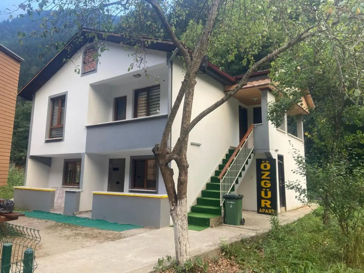 Özgür Apart