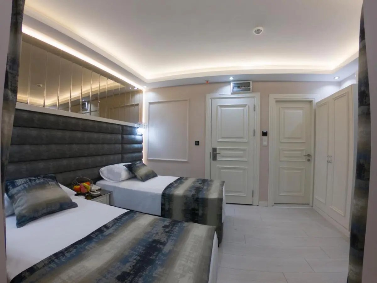 Crowned Hotel