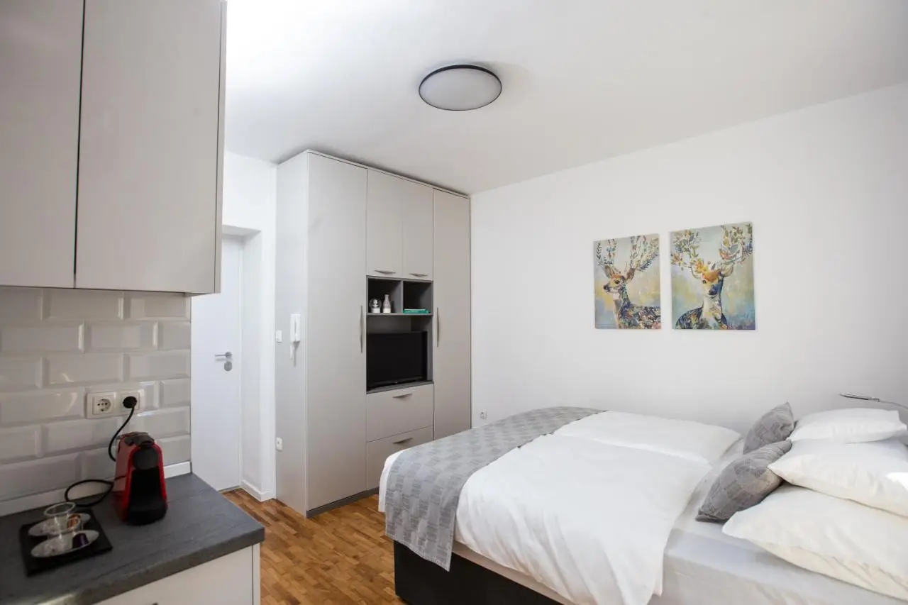 Big Tree Apartment & The Nest Apartment - free Parking