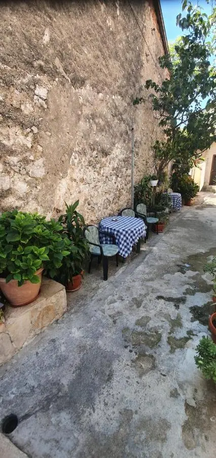 Apartments and rooms Lena
