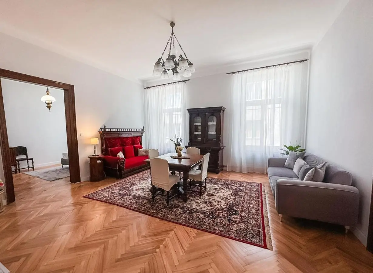 Unique & Spacious 3BR Historic Flat in City Centre