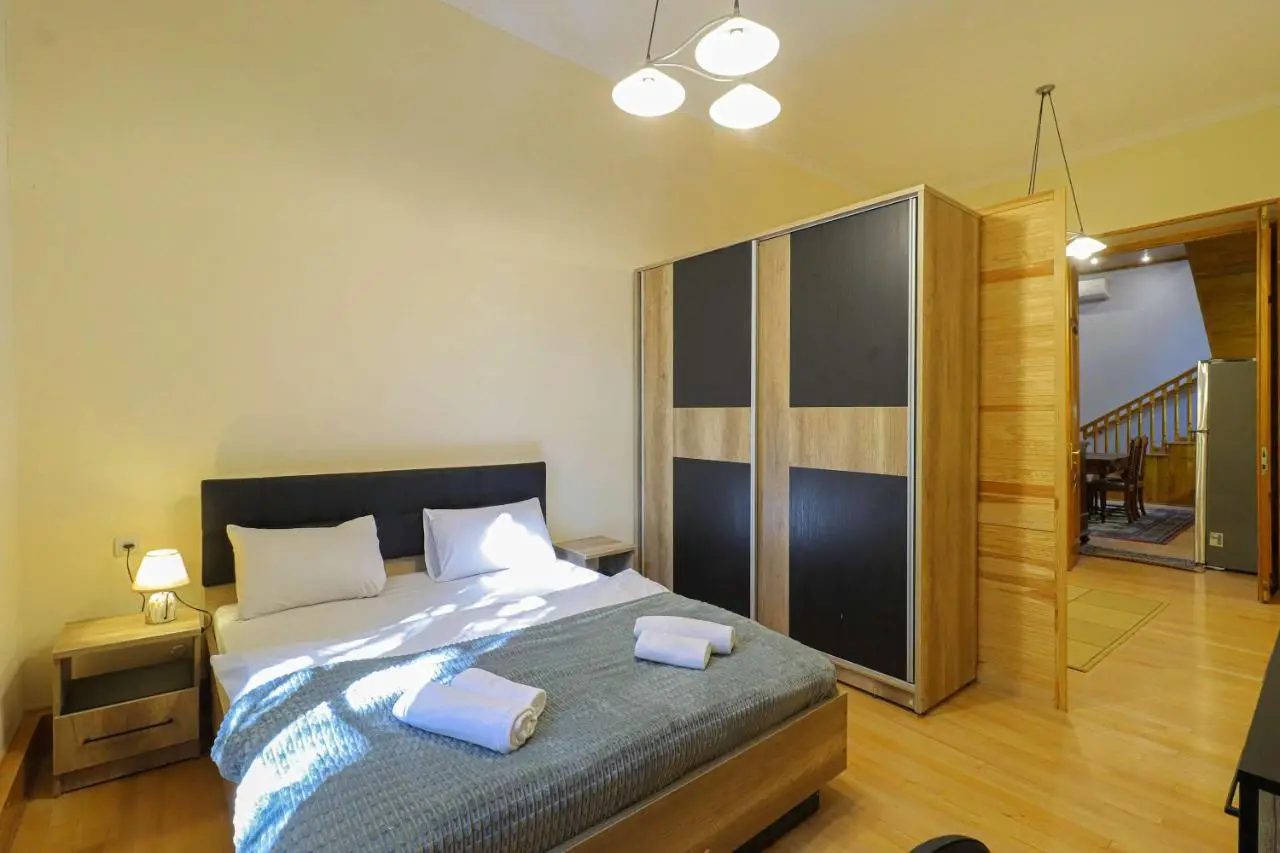 Central 4BR Apt for Groups & Families - By Wehost
