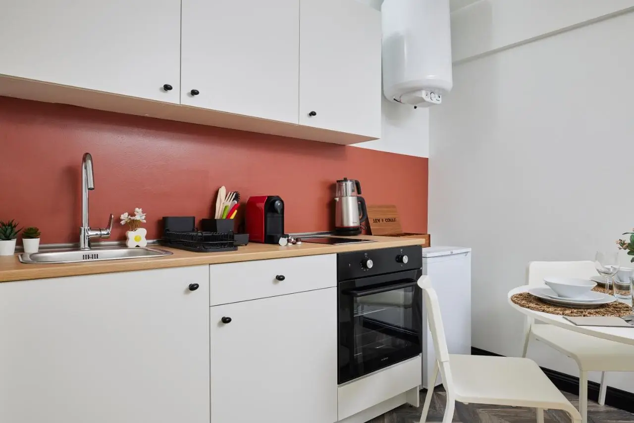 Bright & Modern 2-Bedroom Flat Near Metro