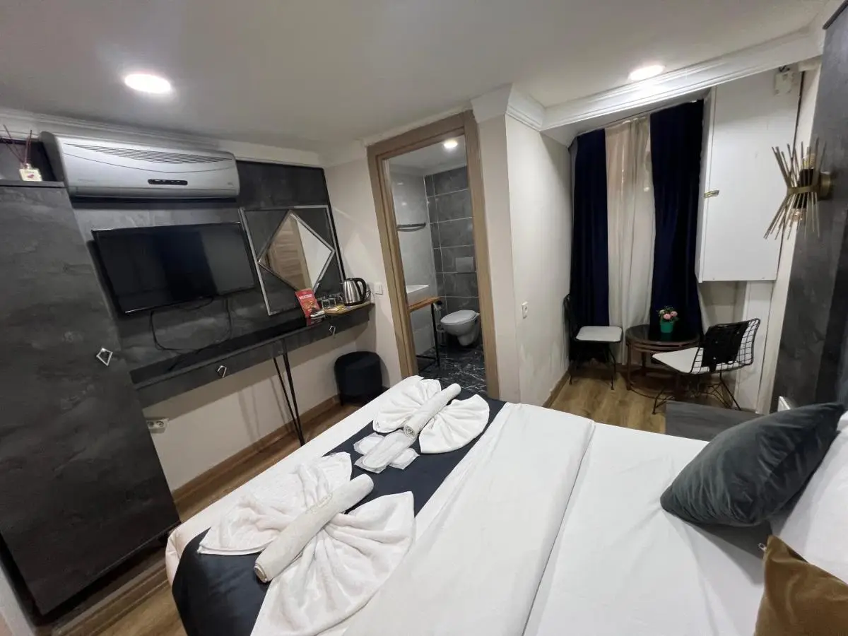 La Pazza Suites