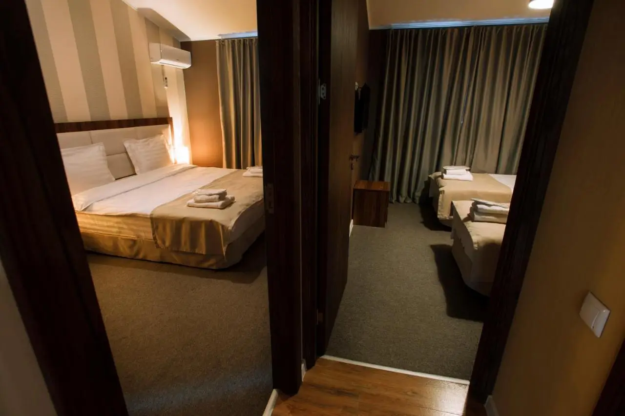 Apart Hotel West