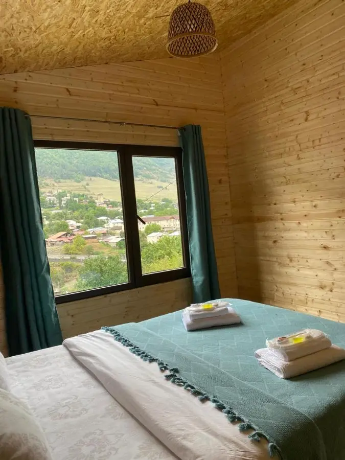 Cottage Cozy Side with Stunning Mountain View