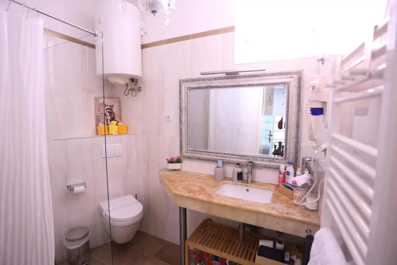 Main Street Retreat Apartment with Free Parking