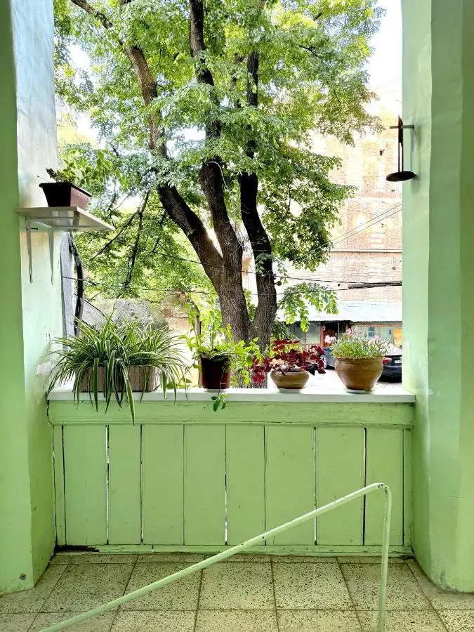 Old Tbilisi Authentic spacious 3BR Apartment with Balcony, Walk to Freedom Sq, Family friendly