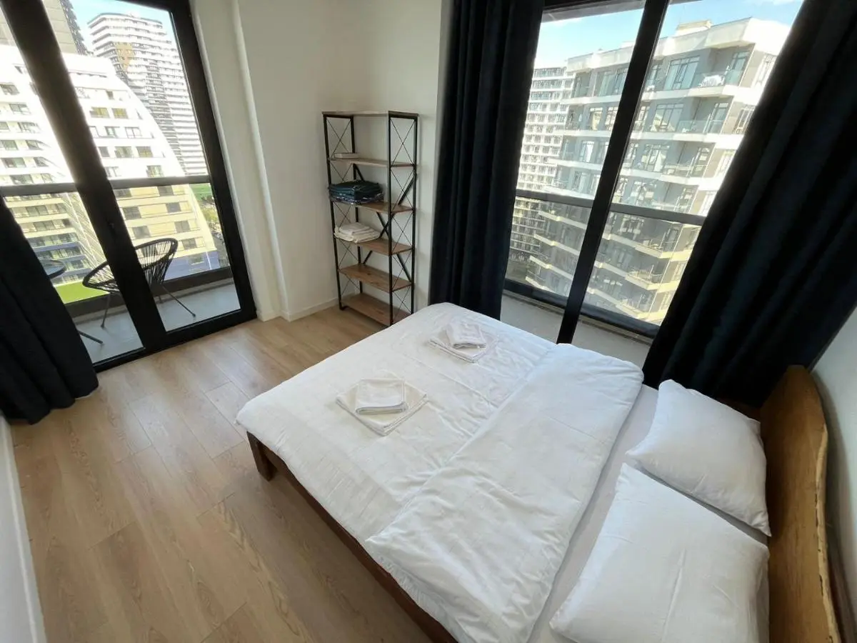 Bright Apart Near the Park Bedroom and Living