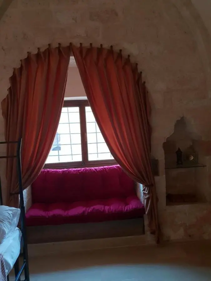 Mardin tarihi ulu Cami yanı, Kale divan konağı