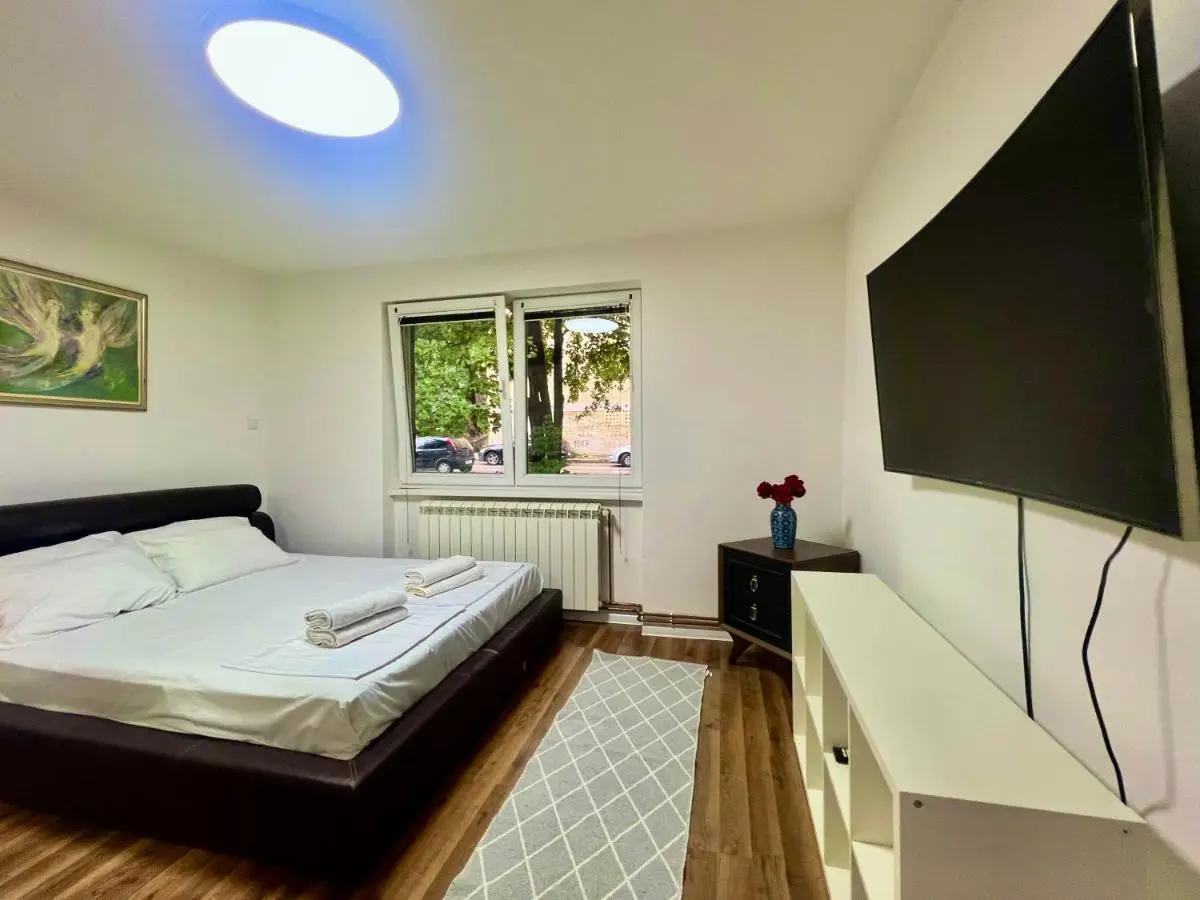 Spacious Two-Bedroom Apartment with Free Parking