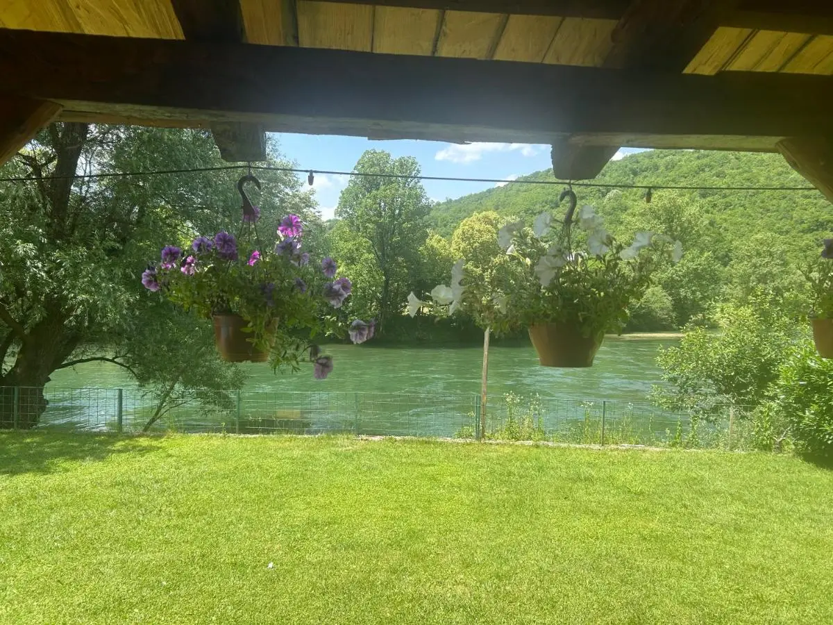 "River paradise" Vikendica sa bazenom, ladarom i kaminom na samoj obali Vrbasa Banja Luka