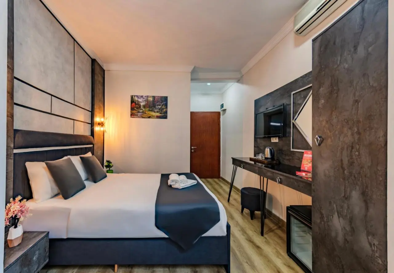 La Pazza Suites