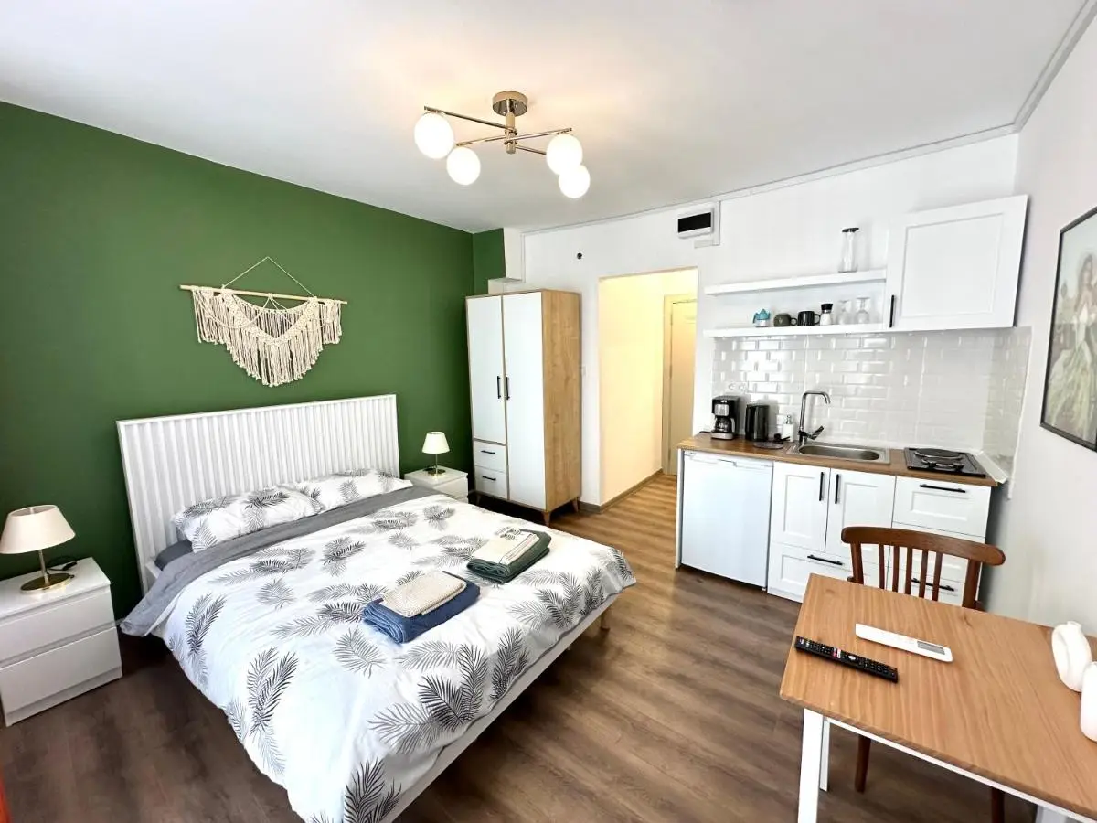 Yellowhouse Room 6