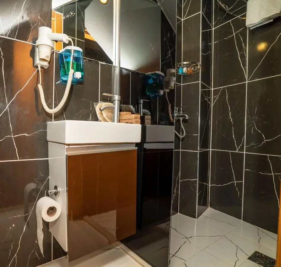 216 Hill Suites