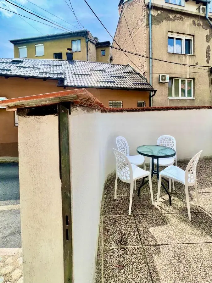 Modern Two-Bedroom Apartment with Garden & Parking