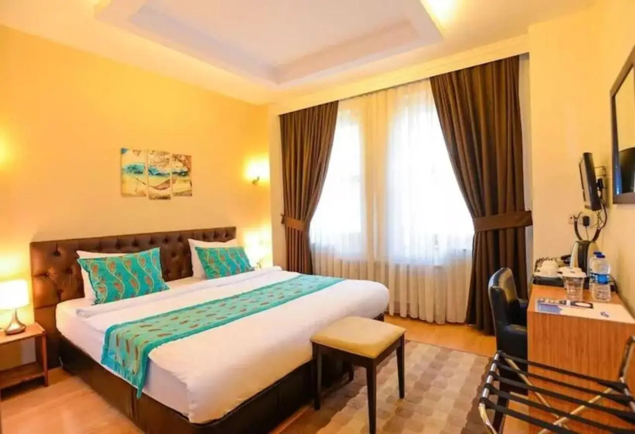 Retropera Hotel