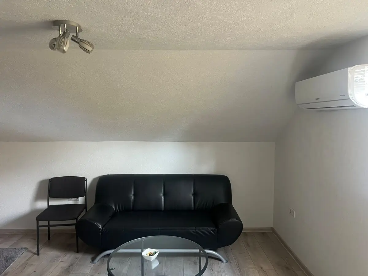 House with a large courtyard and parking, 3 air conditioners!