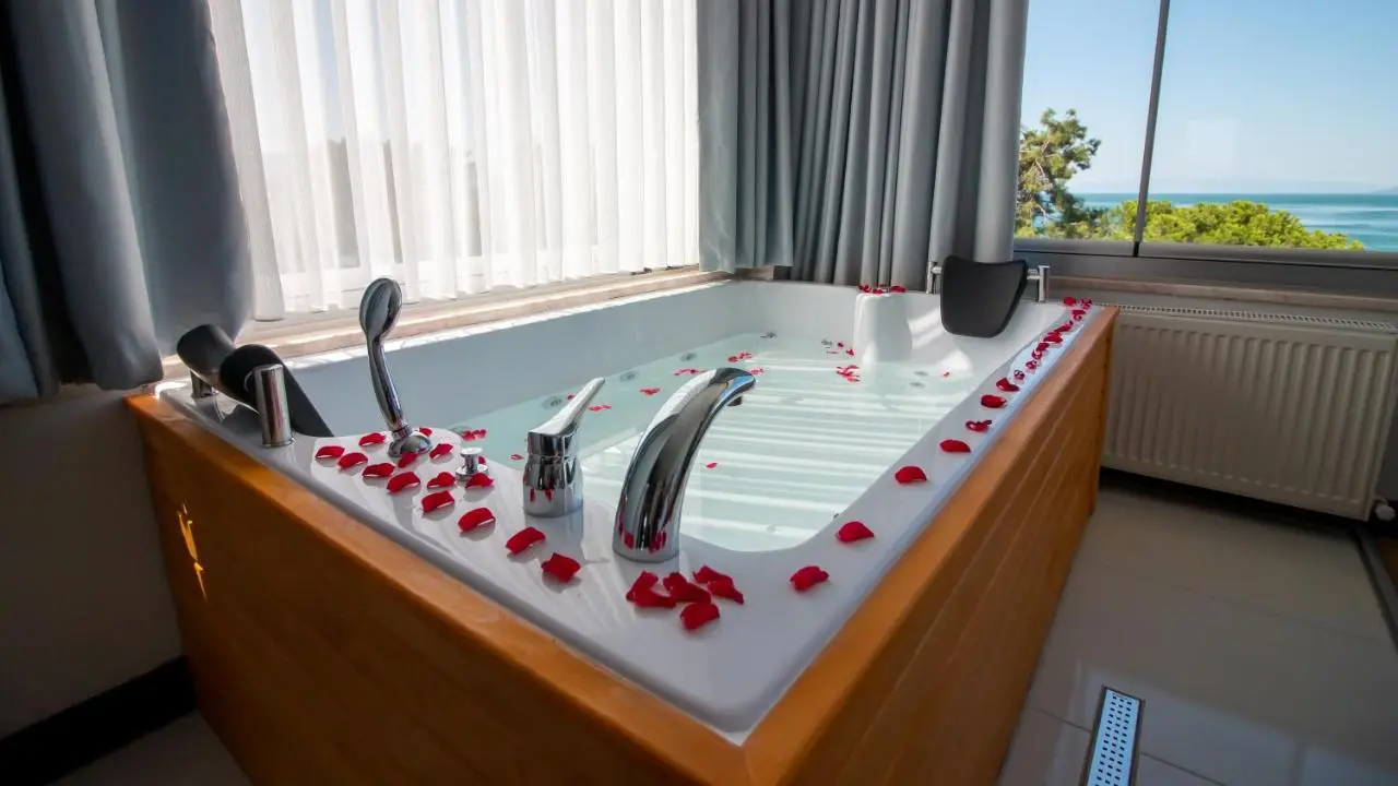 Lake Life Hotel