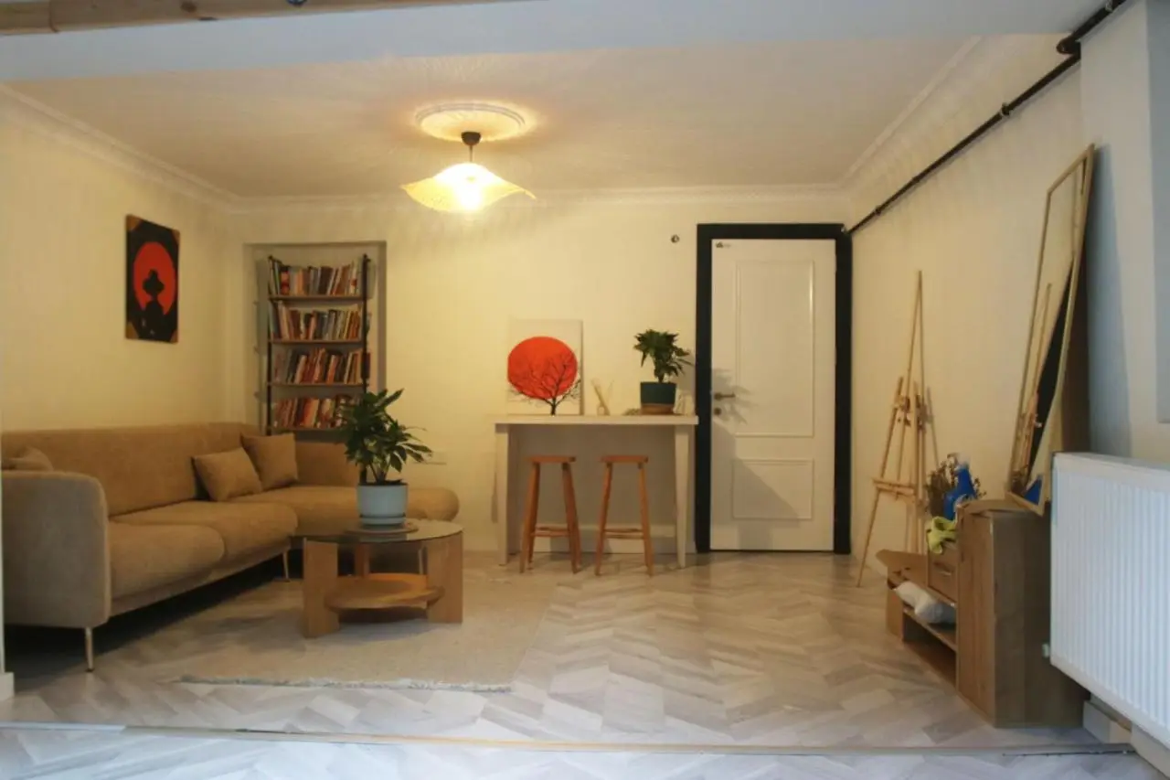 baesment 2BR apt with 2toilet and 2bath 8min to metro #1