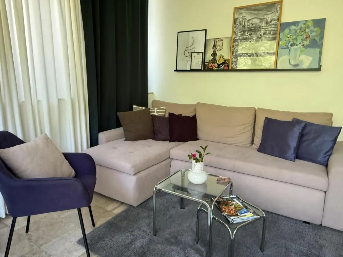 Villa Tamara with garden and river view - free private parking Bicycle & Motorcycle Garage