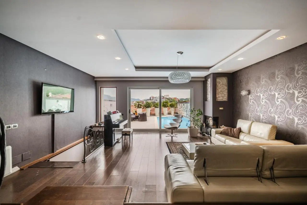 Tranquility Villa with Pool Private Garden & BBQ by PikHost