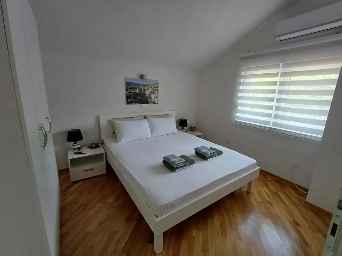 Villa Tamara with garden and river view - free private parking Bicycle & Motorcycle Garage