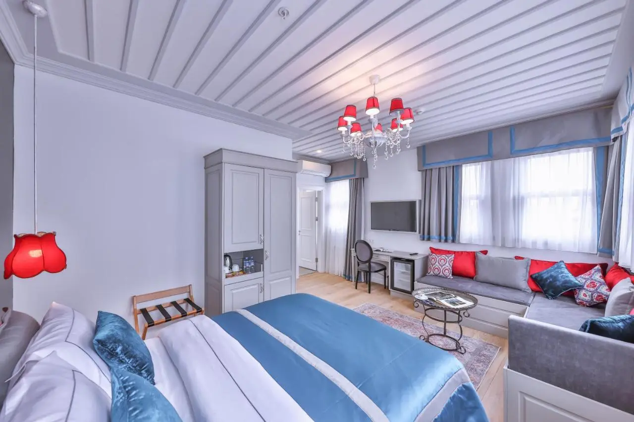 9 Doors Hotel