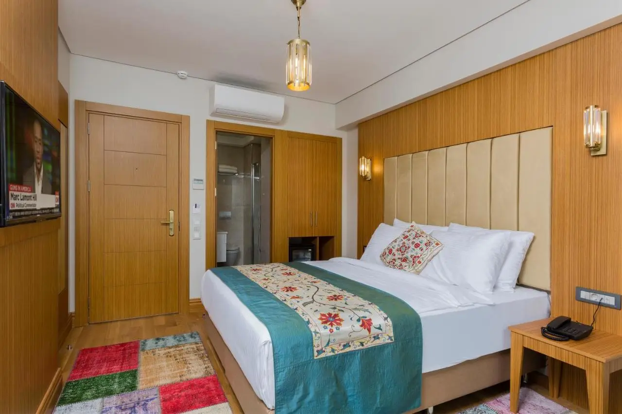 Obelisk Hotel & Suites