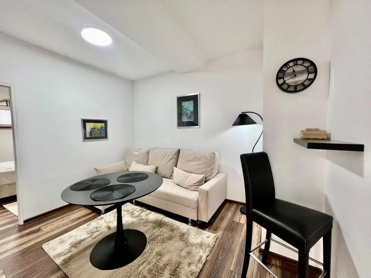 Modern Two-Bedroom Apartment with Garden & Parking